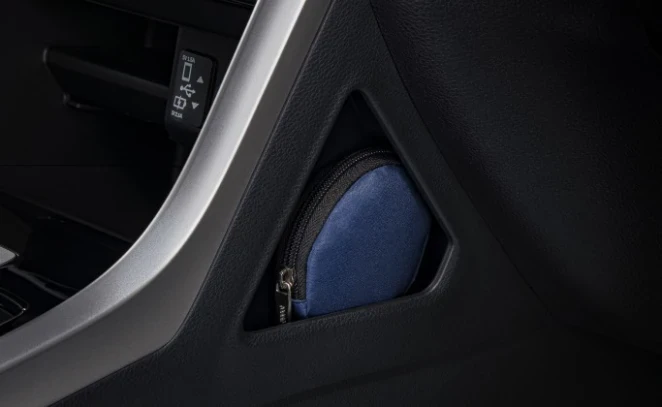 New Xpander Cross Kompartemen di Samping Panel Instrumen