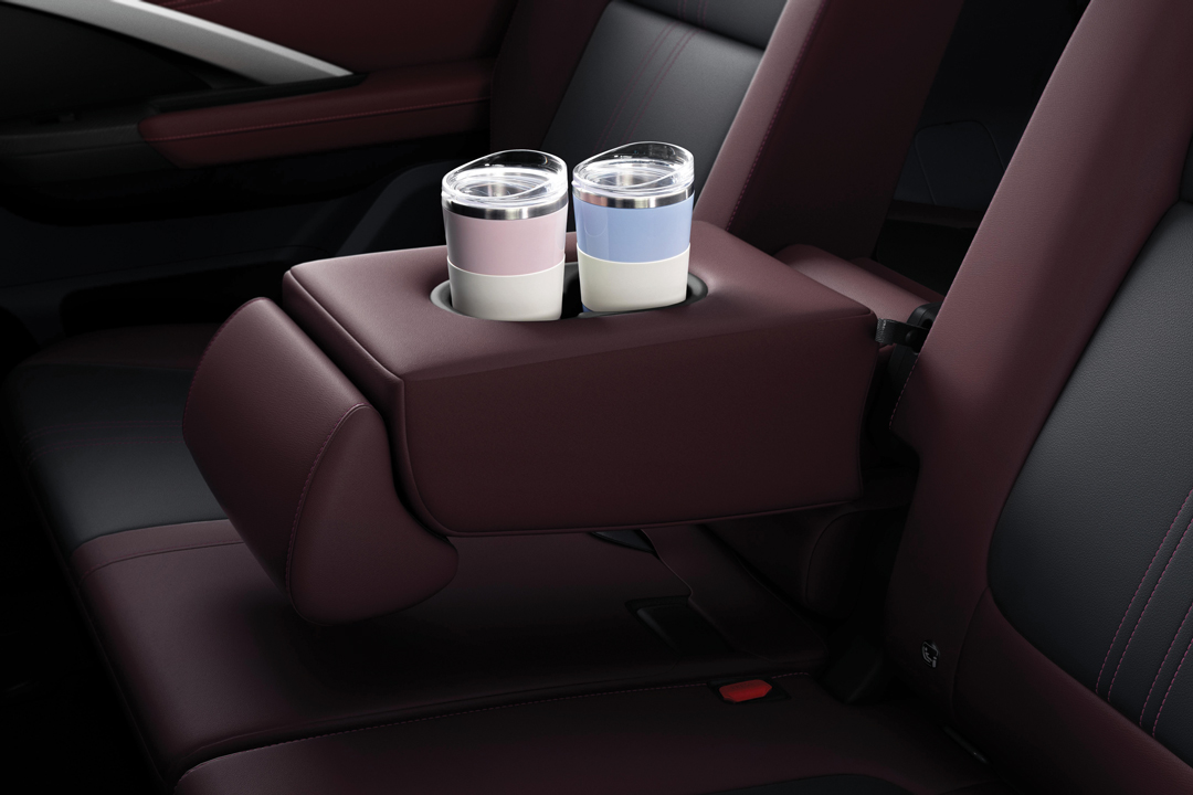New Xpander Cross Arm Rest Baru di Baris Kedua dengan Cup Holder